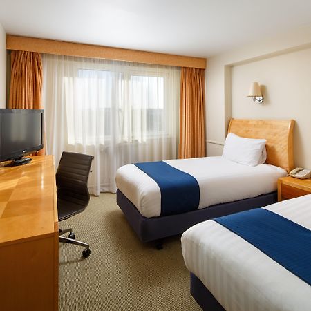 Holiday Inn Basildon, an IHG Hotel Bagian luar foto