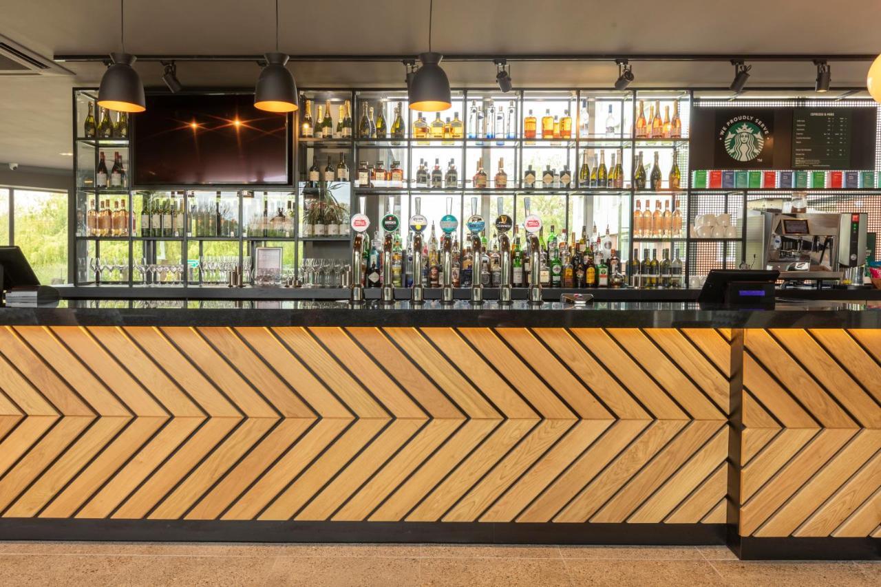 Holiday Inn Basildon, an IHG Hotel Bagian luar foto