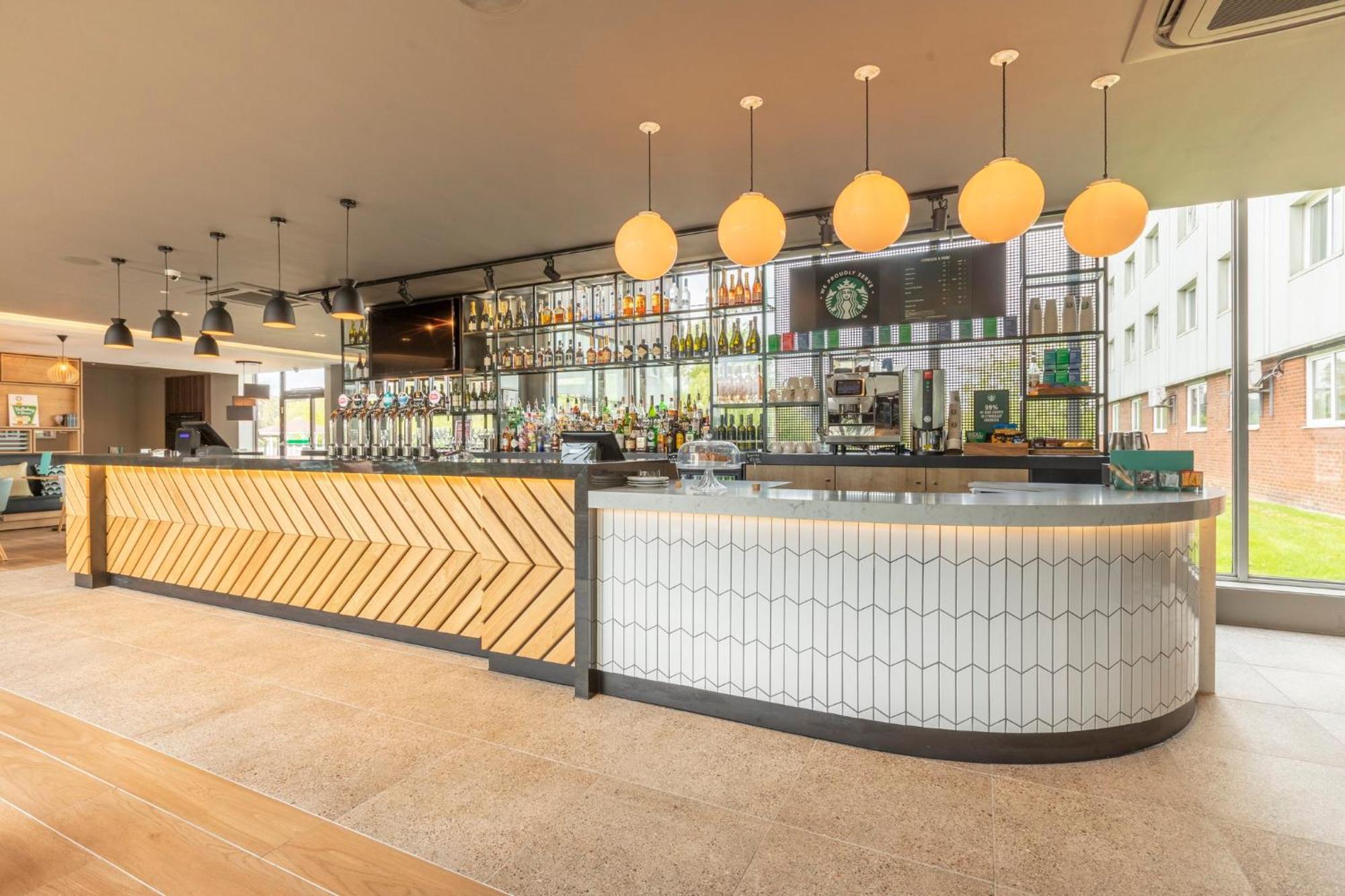 Holiday Inn Basildon, an IHG Hotel Bagian luar foto