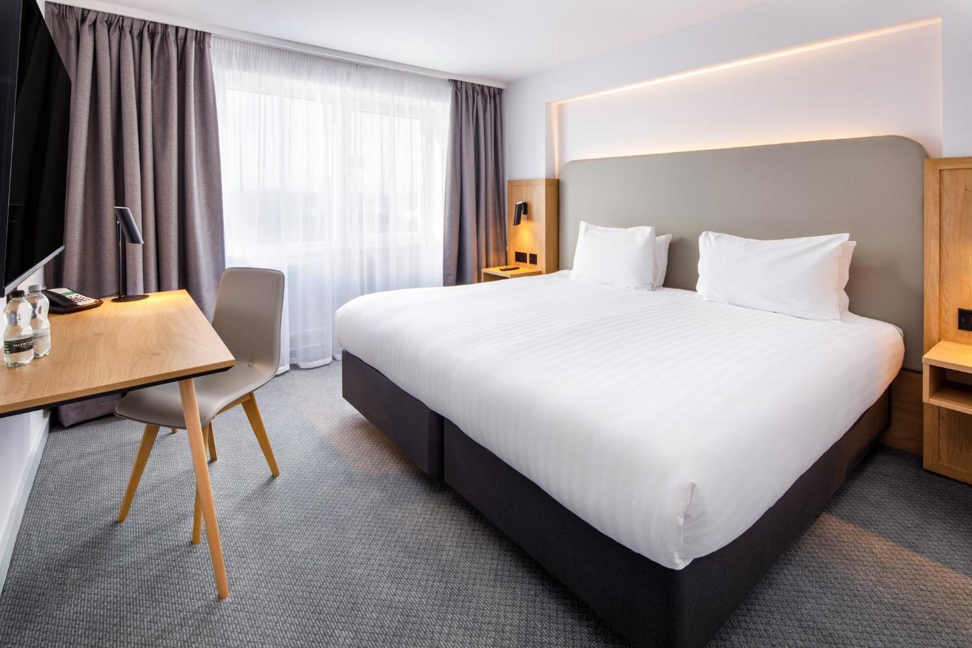 Holiday Inn Basildon, an IHG Hotel Bagian luar foto