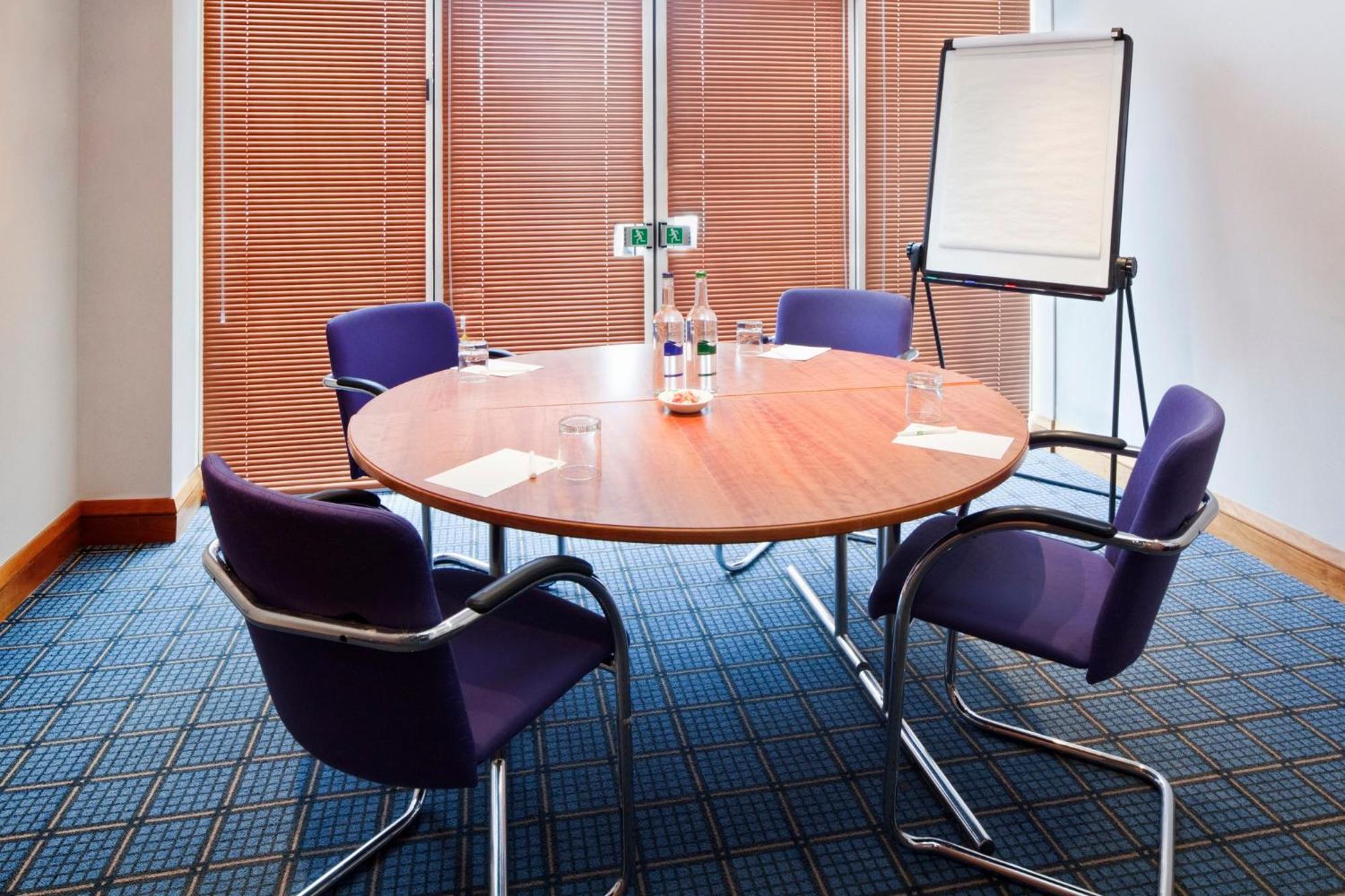 Holiday Inn Basildon, an IHG Hotel Bagian luar foto