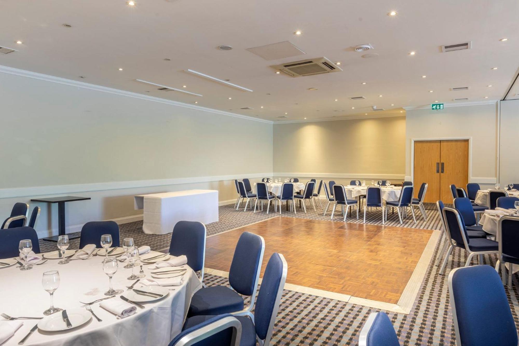 Holiday Inn Basildon, an IHG Hotel Bagian luar foto