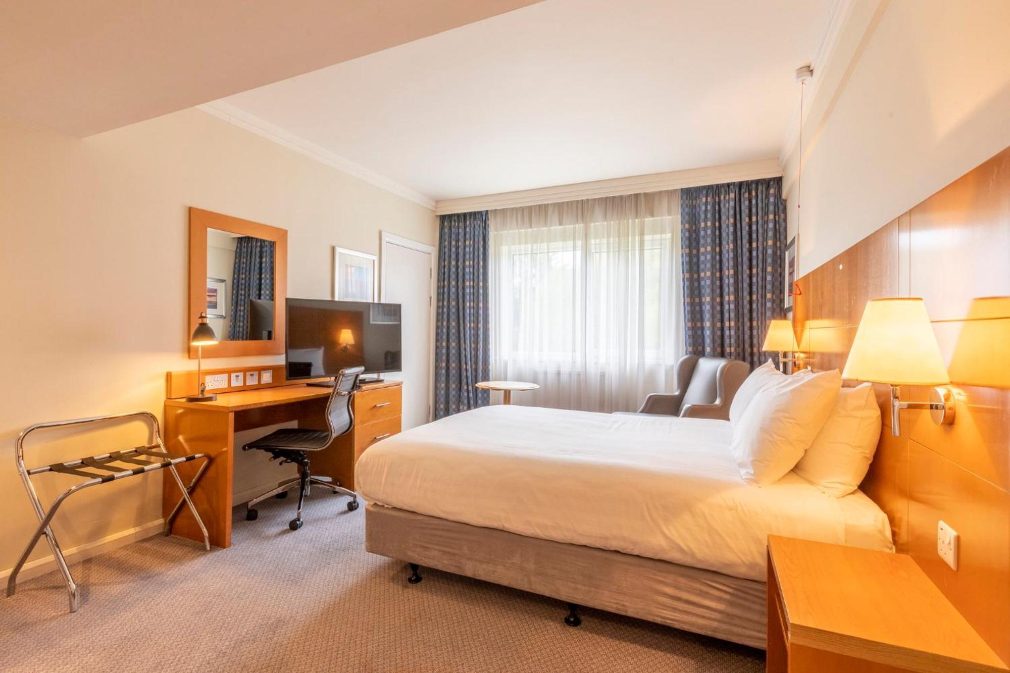 Holiday Inn Basildon, an IHG Hotel Bagian luar foto